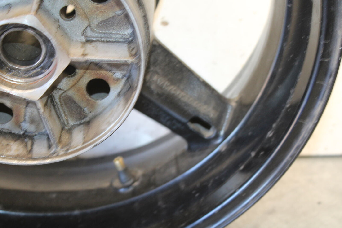 05-06 SUZUKI GSXR1000 REAR WHEEL BACK RIM BB677