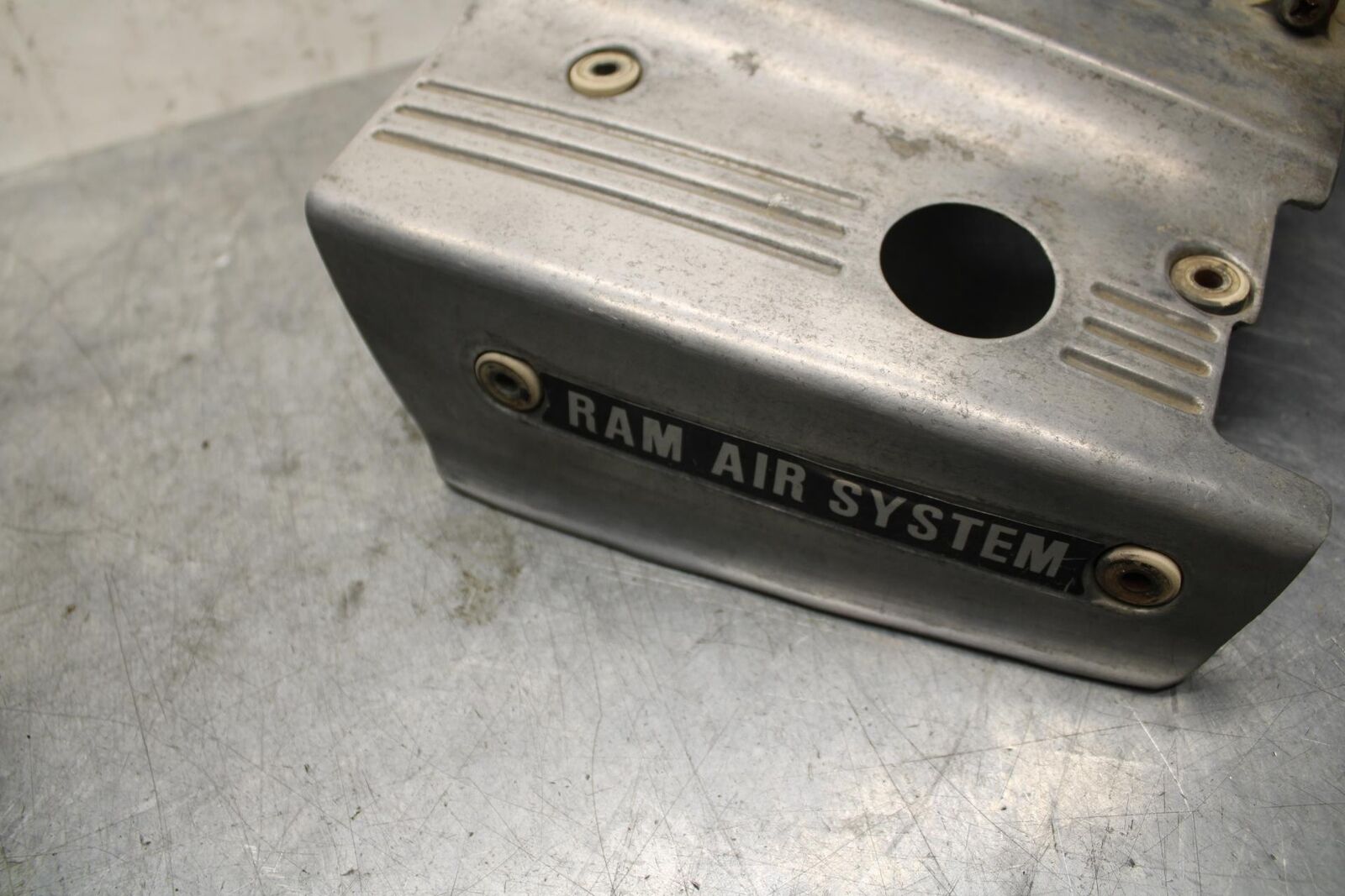 75 SUZUKI GT 550  RAM AIR INTAKE DUCT COVER BB72