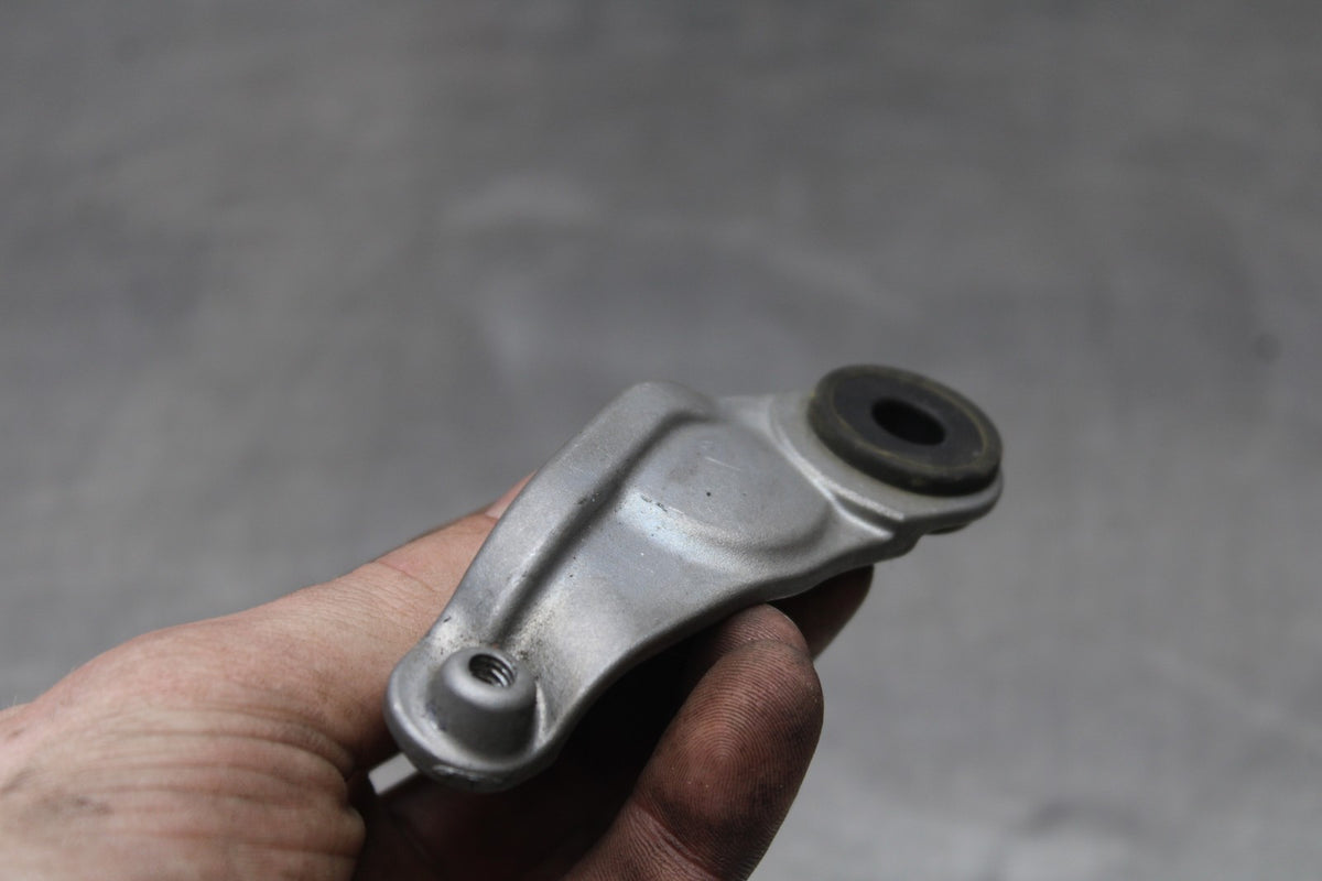 08-16 YAMAHA YZF R6 FRONT GAS TANK BRACKET MOUNT BB856