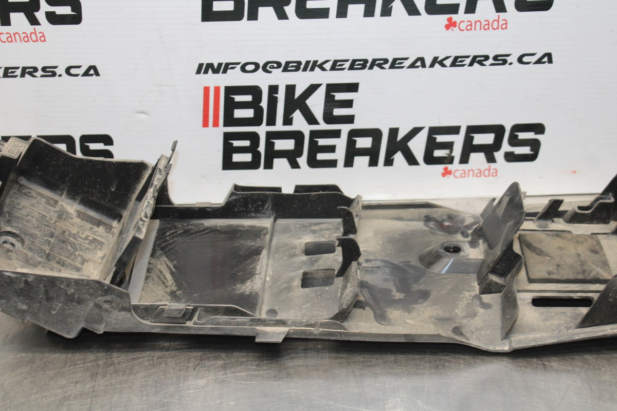 05-06 SUZUKI GSXR1000 REAR BACK TAIL UNDERTAIL BATTERY TRAY PLASTIC BB773