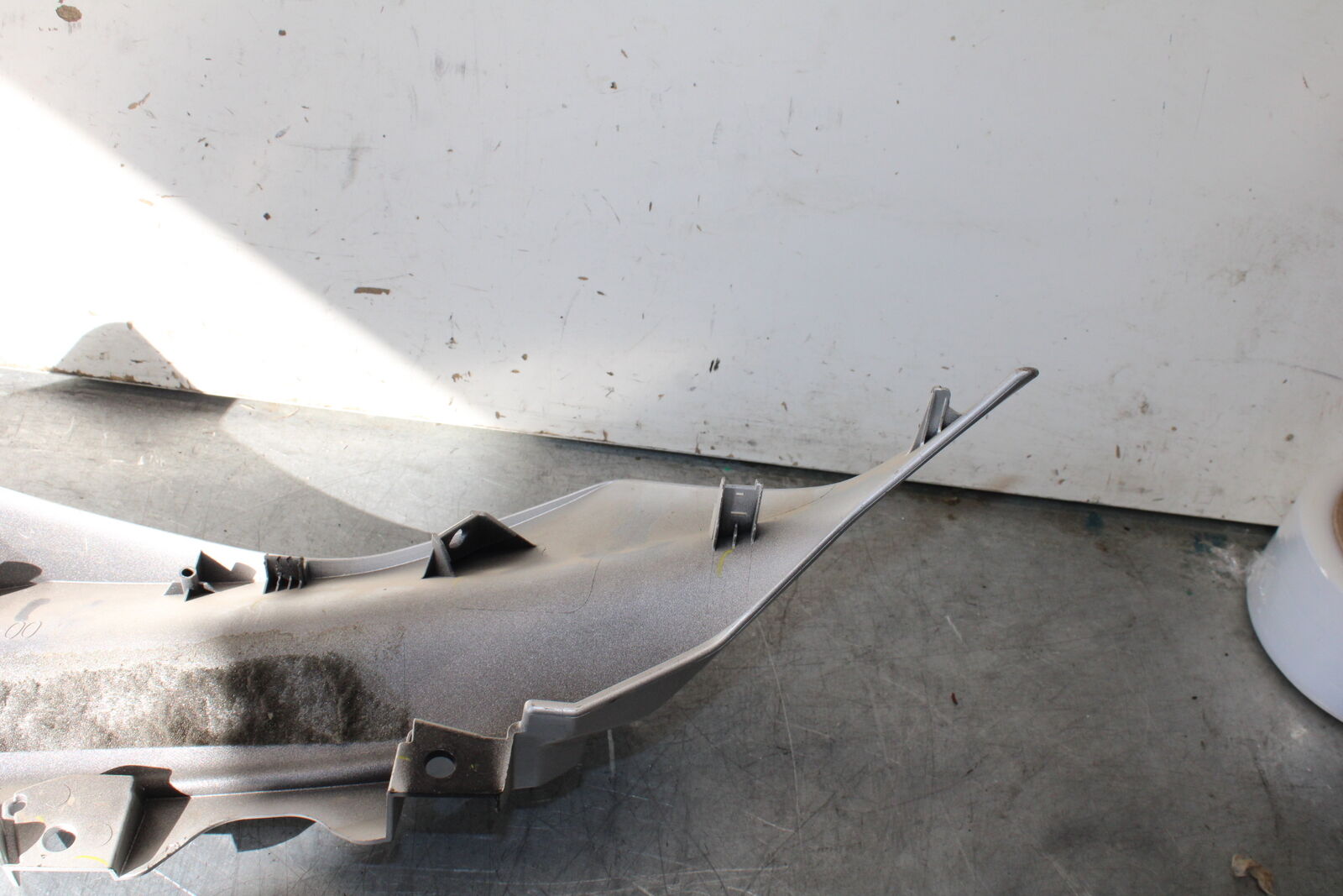 17-20 YAMAHA YZF R6 LEFT MID UPPER SIDE FAIRING COWL PLASTIC BB257