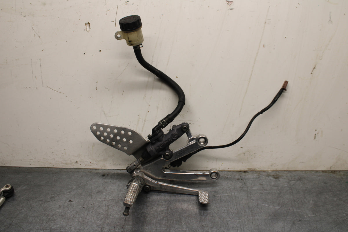 00-01 YAMAHA YZF R1 RIGHT REARSET REAR SET DRIVER FOOT PEG REST STOP BB755