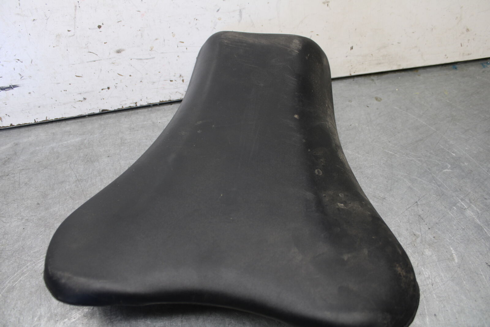 05-06 SUZUKI GSXR1000 FRONT DRIVERS SEAT PAD SADDLE 45100-41G01-6BY BB663