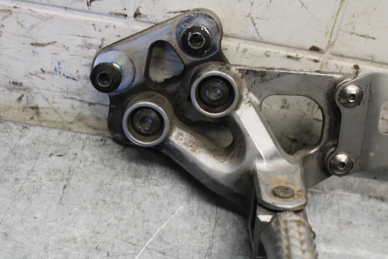 08-10 SUZUKI GSXR750 LEFT REARSET REAR SET DRIVER FOOT PEG REST STOP BB58