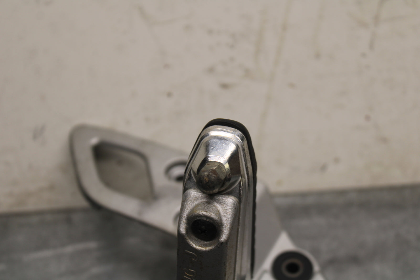 13-16 SUZUKI BANDIT 1250S ABS RIGHT REARSET DRIVER FOOT PEG REST STOP BB134