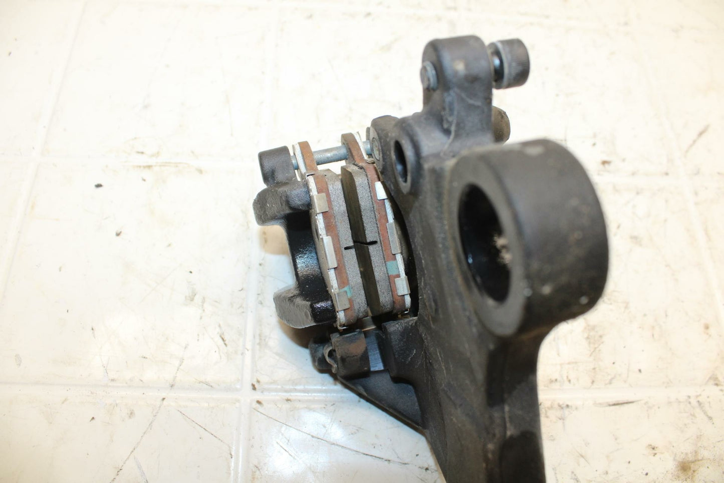 19-20 KAWASAKI NINJA ZX6R REAR BACK BRAKE CALIPER W MOUNT BRACKET BB407