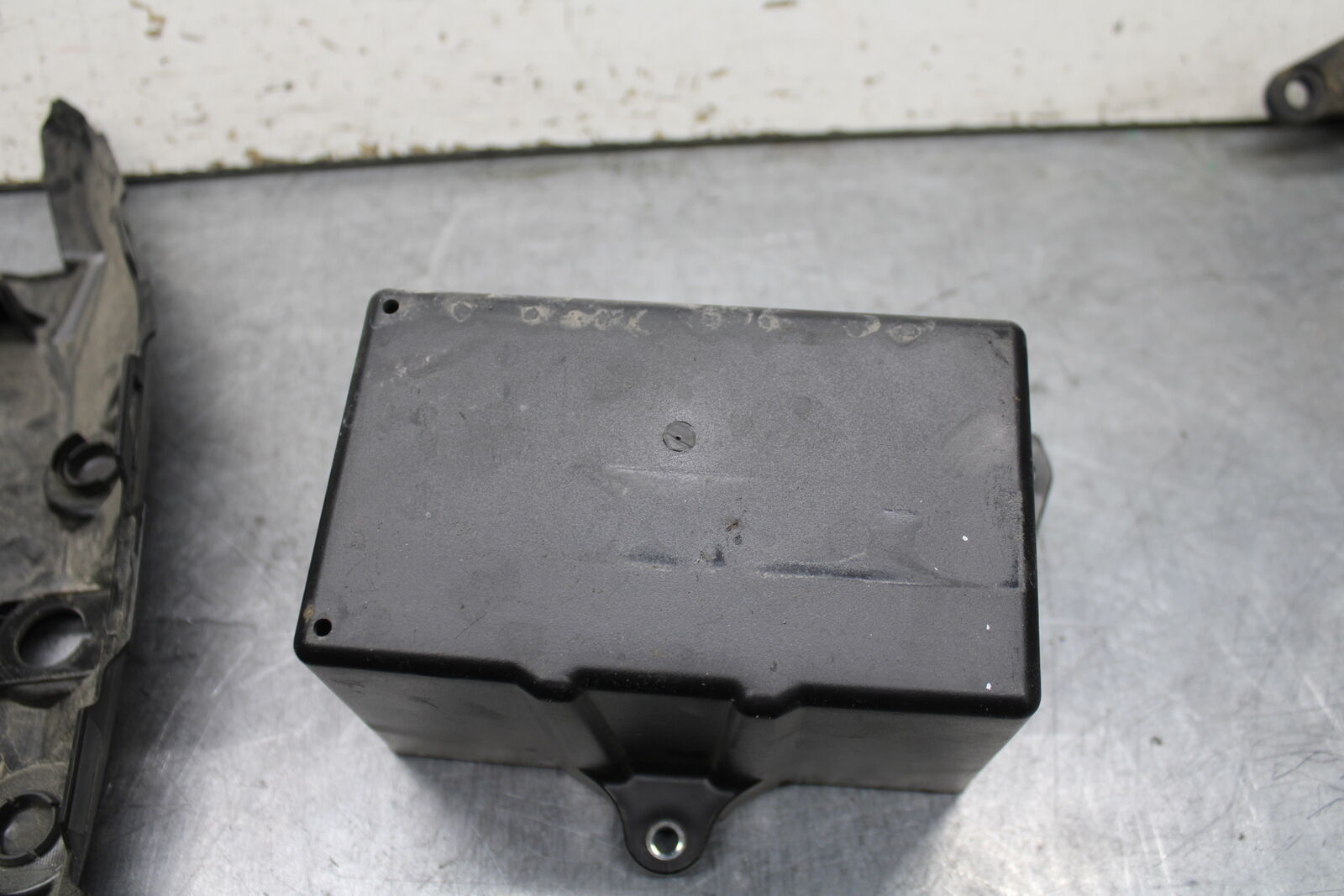 18-24 KAWASAKI NINJA 650 REAR BACK TAIL UNDERTAIL BATTERY TRAY PLASTIC BB725