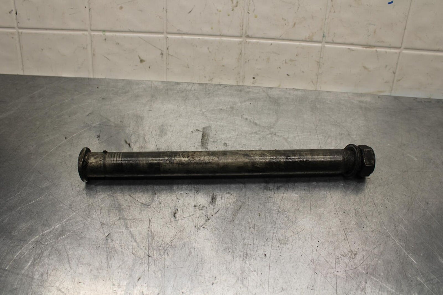 2007 Yamaha YZF R6 REAR AXLE BACK WHEEL RIM PIVOT BOLT 2C0-25381-10-00 BB590