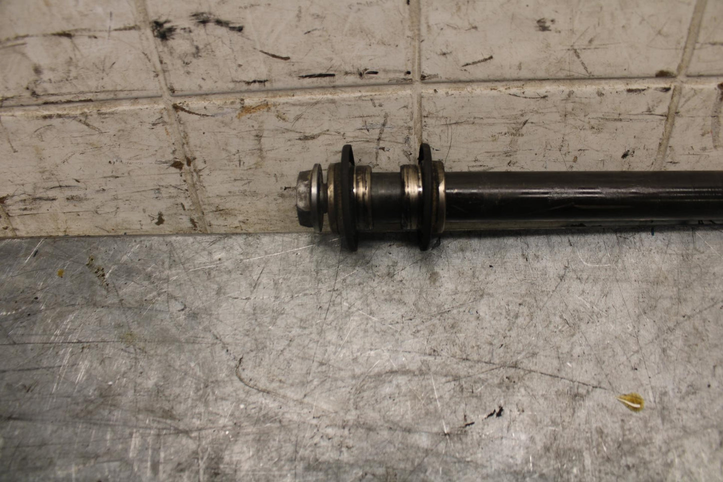 2003 Yamaha YZF R6 FRONT WHEEL RIM AXLE PIVOT BOLT 5SL-25181-00-00 BB539