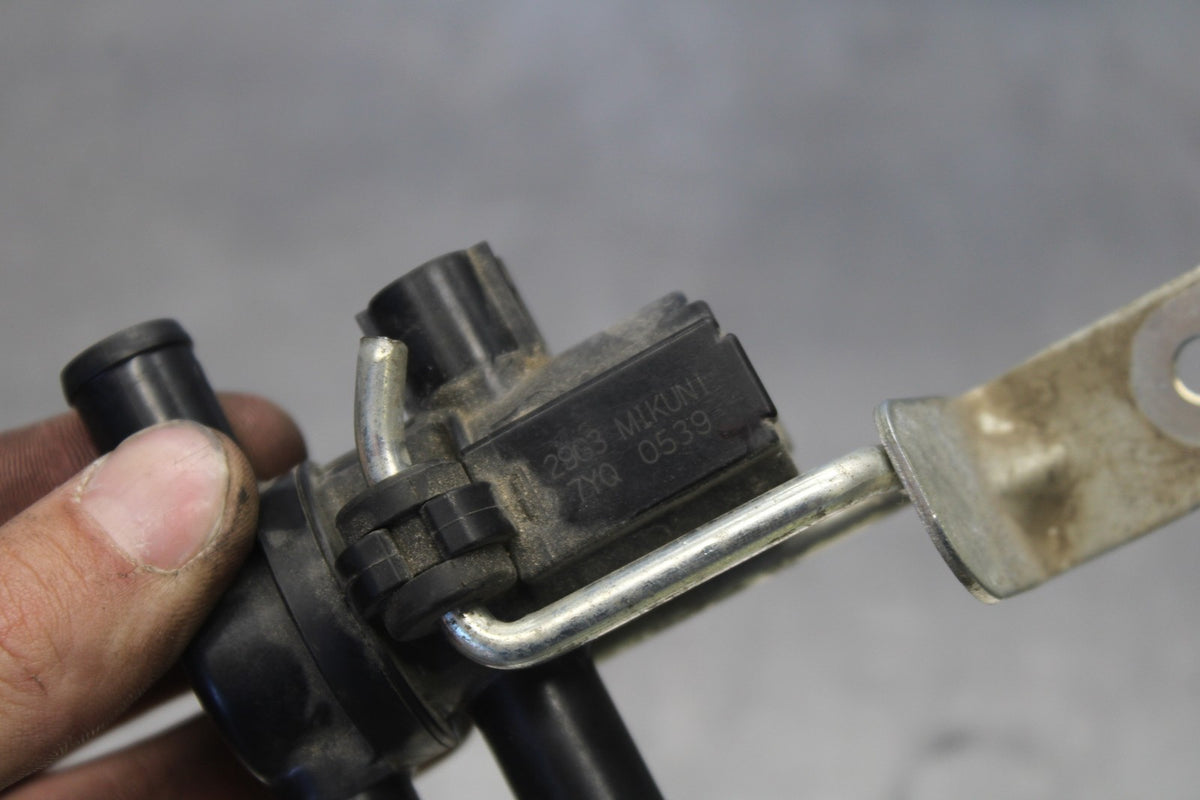 18 SUZUKI GSXR750 AIR VALVE SOLENOID TOP ENGINE SWITCH SENSOR BB891