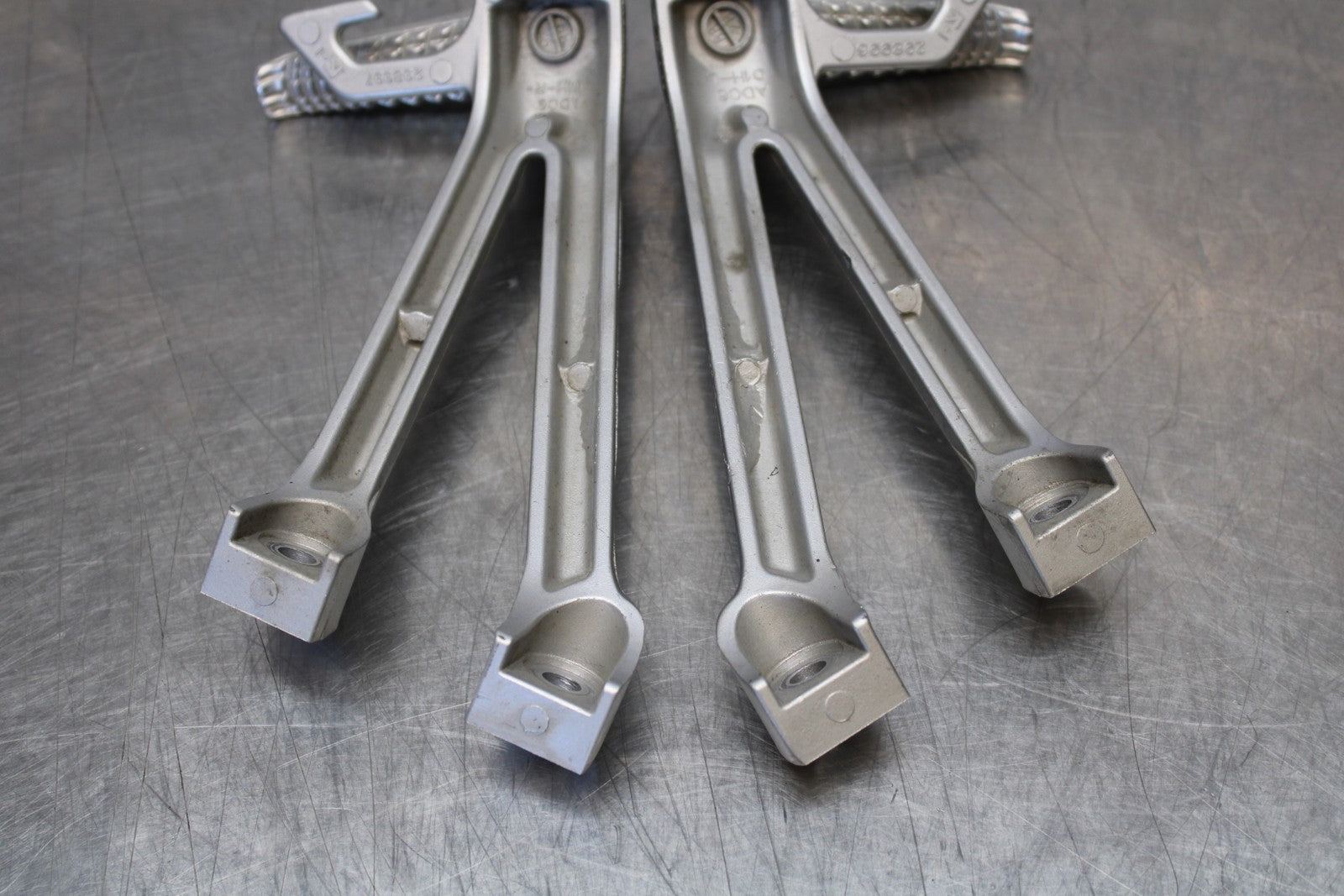 06-07 SUZUKI GSXR 600 REAR BACK PASSENGER PEG SET PAIR BB170