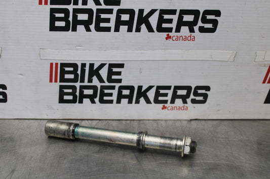 11-26 SUZUKI GSXR750 FRONT WHEEL RIM AXLE PIVOT BOLT BB900