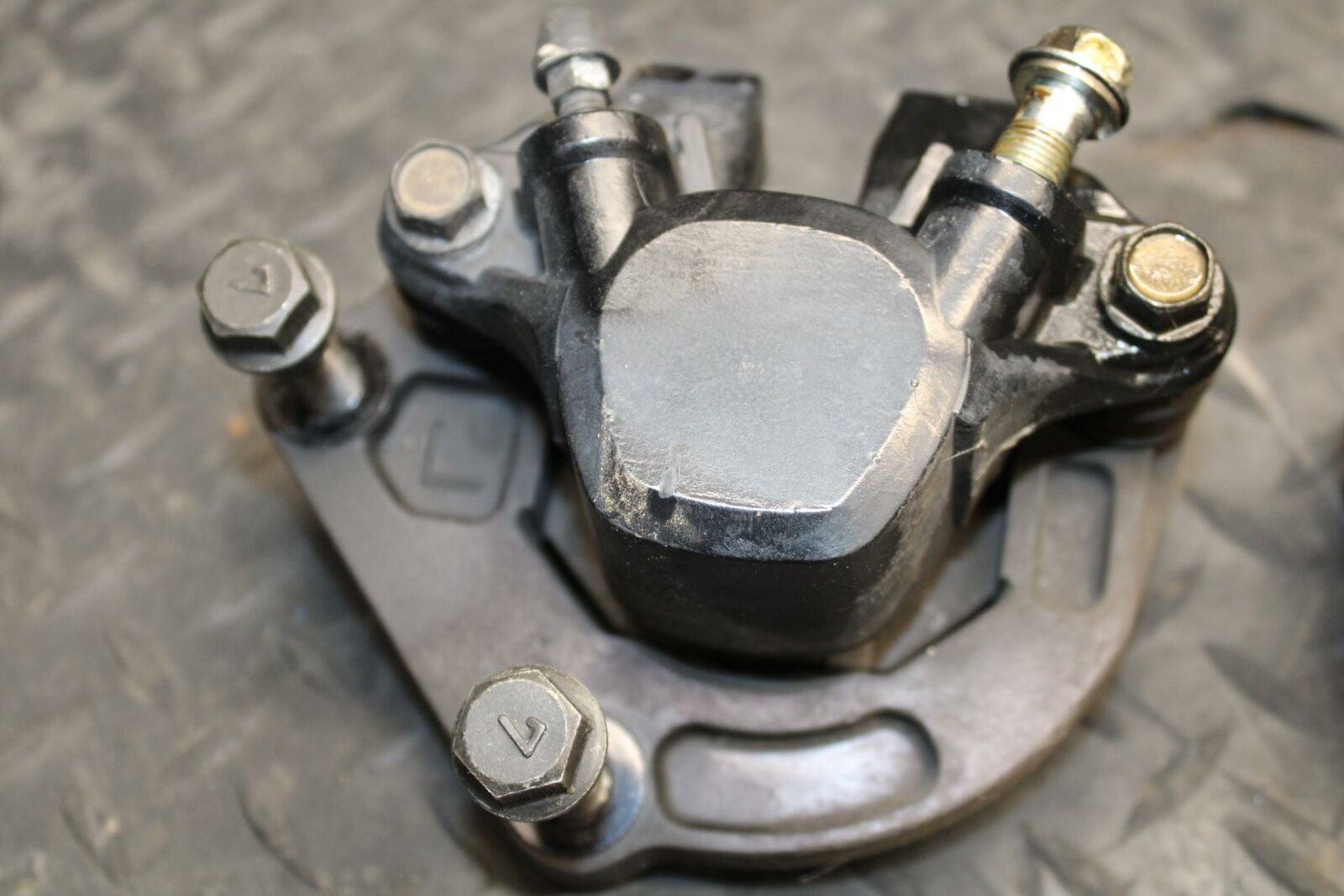 86 SUZUKI GS750ES RIGHT LEFT FRONT BRAKE CALIPER SET PAIR CALIPERS BB233