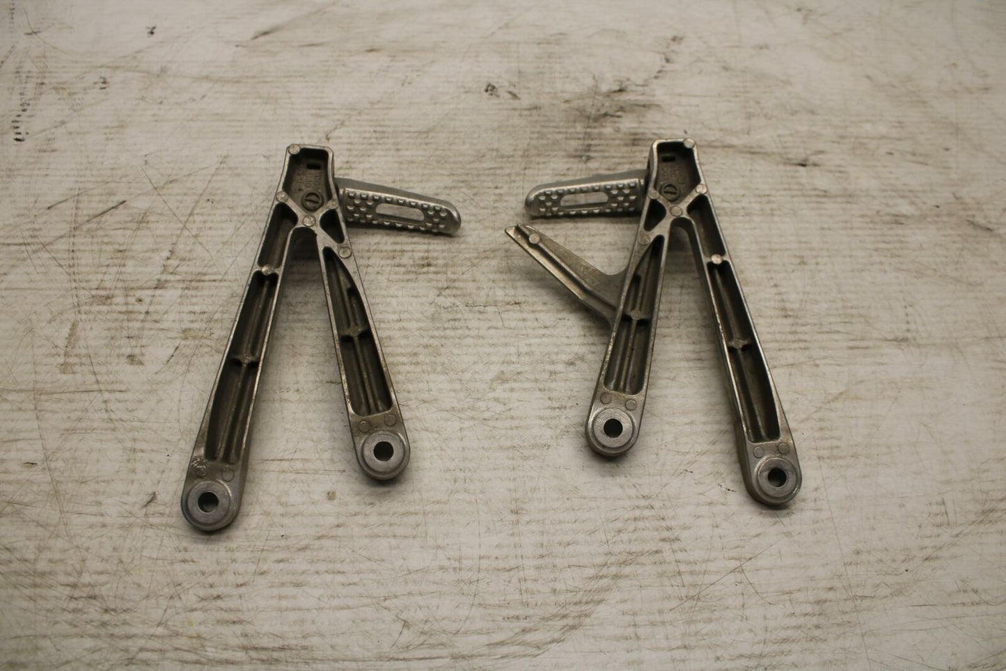 05-06 HONDA CBR600RR REAR BACK PASSENGER PEG SET PAIR BB307