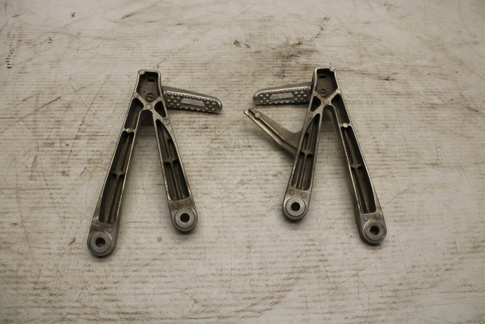 05-06 HONDA CBR600RR REAR BACK PASSENGER PEG SET PAIR BB307