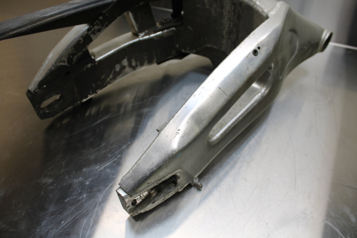 02-03 HONDA CBR900RR 954 REAR SWINGARM BACK SUSPENSION SWING ARM BB497