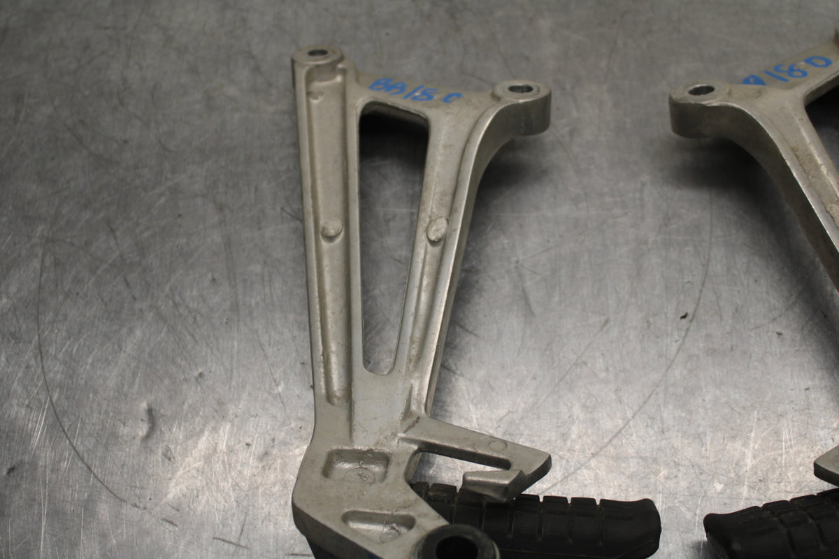 08 HONDA CBR125R REAR BACK PASSENGER PEG SET PAIR BB114