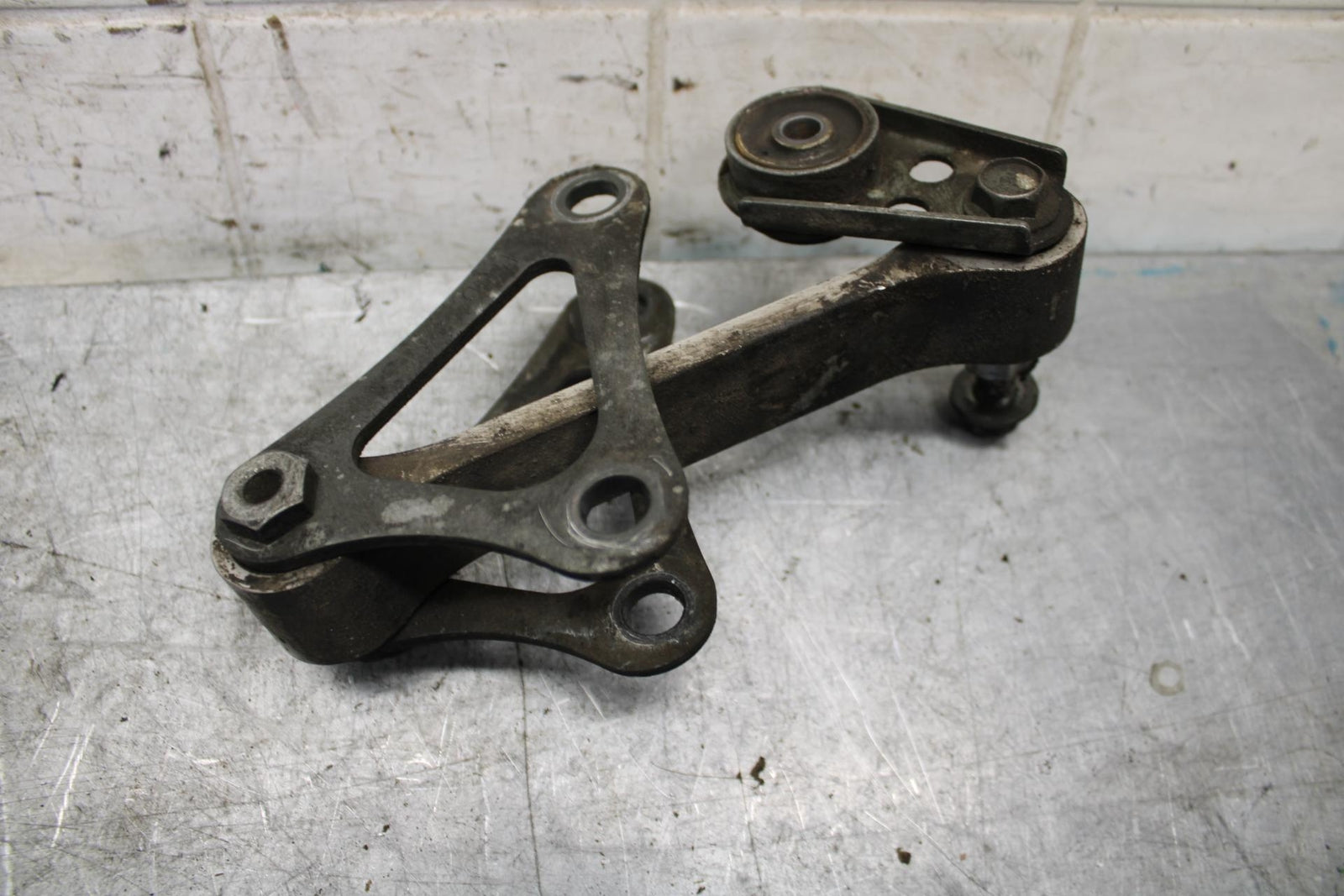 2002 Yamaha YZF R6 REAR DOGBONE SHOCK LINKAGE LINK 5EB-2217A-00-00 BB545