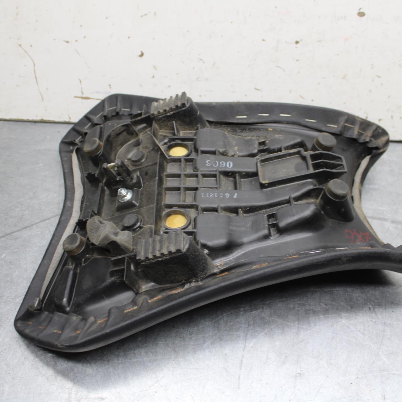 21 KAWASAKI NINJA ZX6R FRONT DRIVERS SEAT PAD SADDLE PILLION 53066-0606-MA BB647