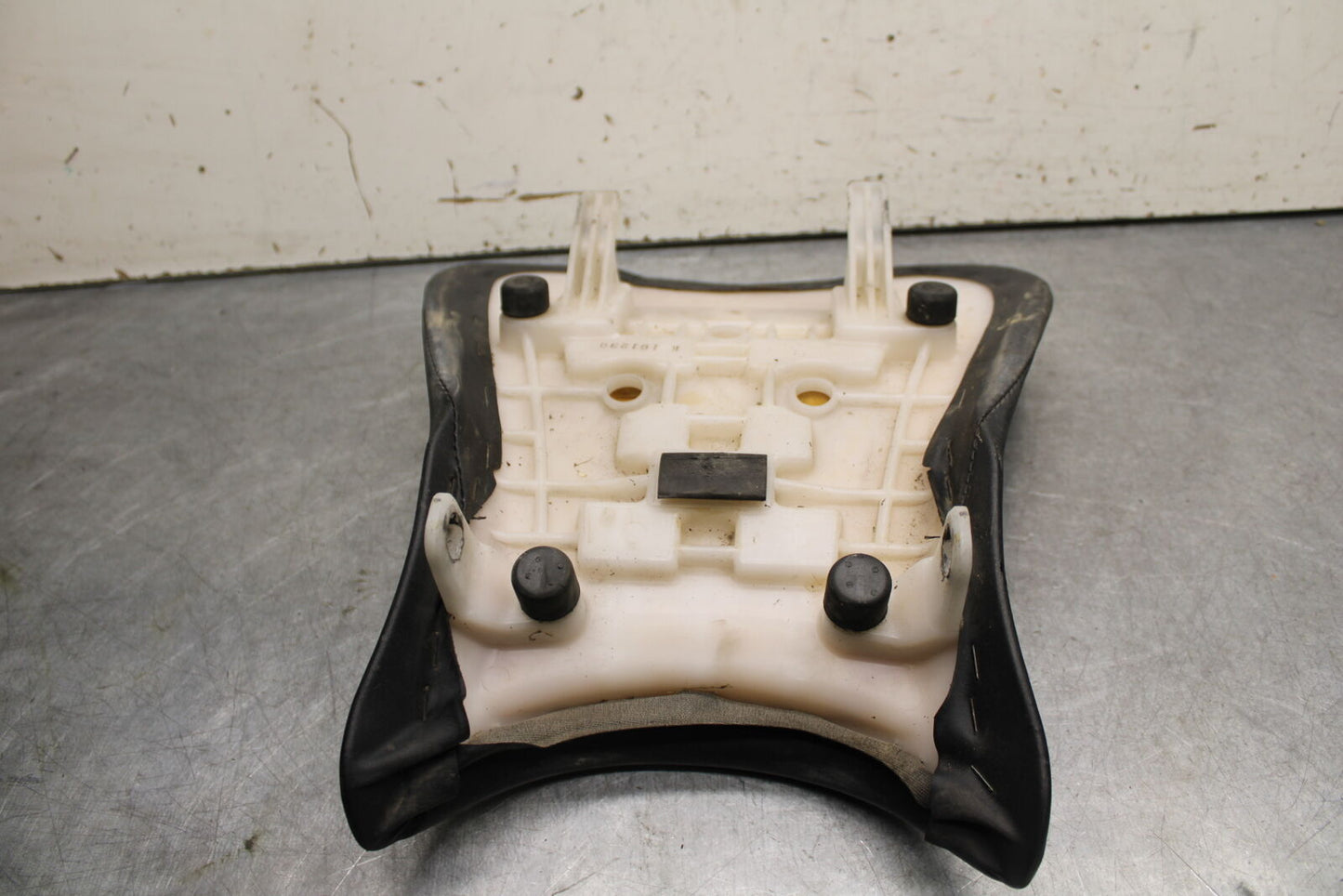 06-07 SUZUKI GSXR750 FRONT DRIVERS SEAT PAD SADDLE PILLION 45100-01H00-6BY BB670