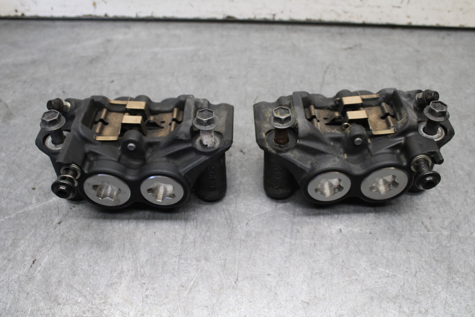 16-21 YAMAHA XSR900 RIGHT LEFT FRONT BRAKE CALIPER SET PAIR CALIPERS BB664