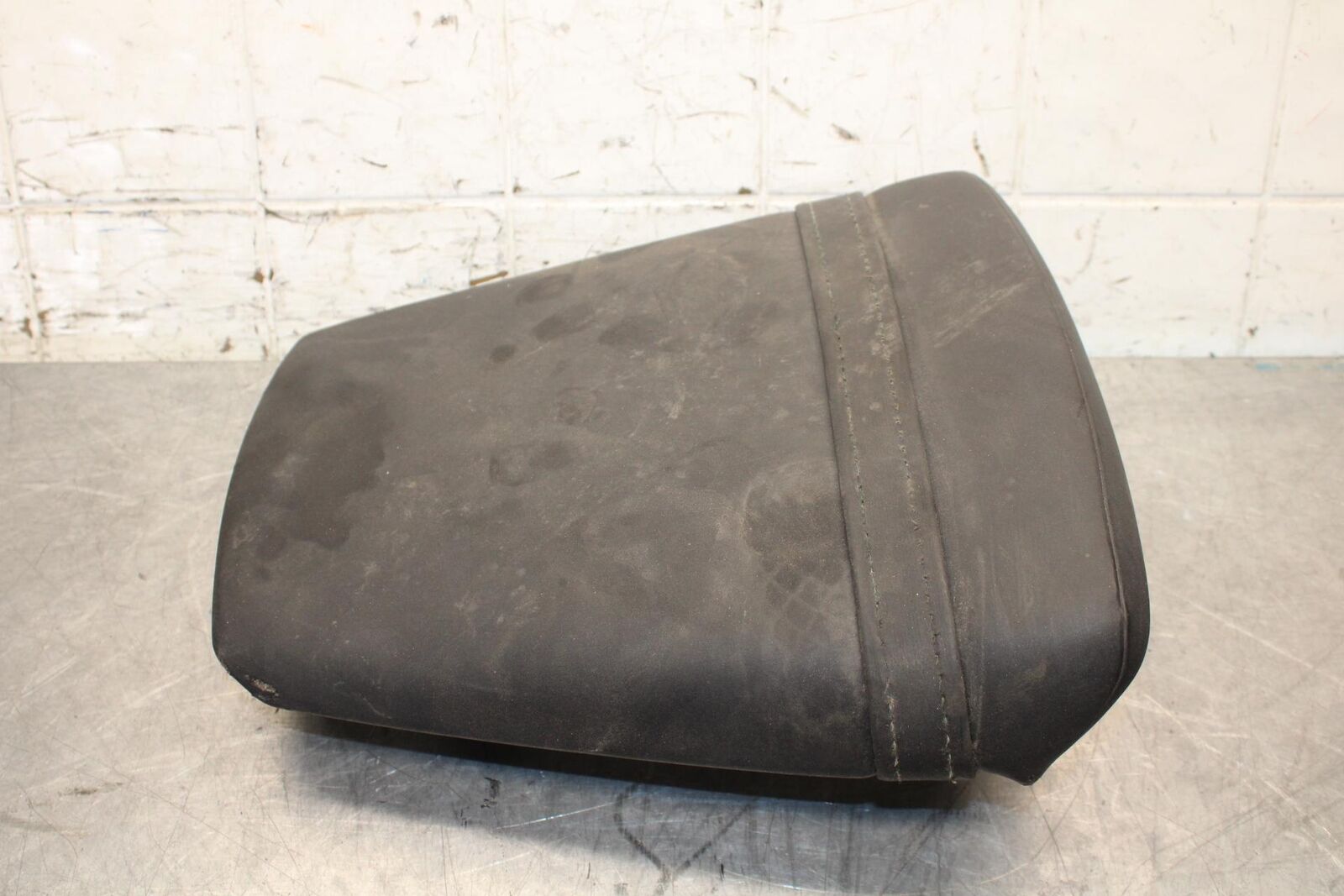 2000 Yamaha YZF R6 REAR BACK PASSENGER TANDEM SEAT PAD SADDLE PILLION BB558