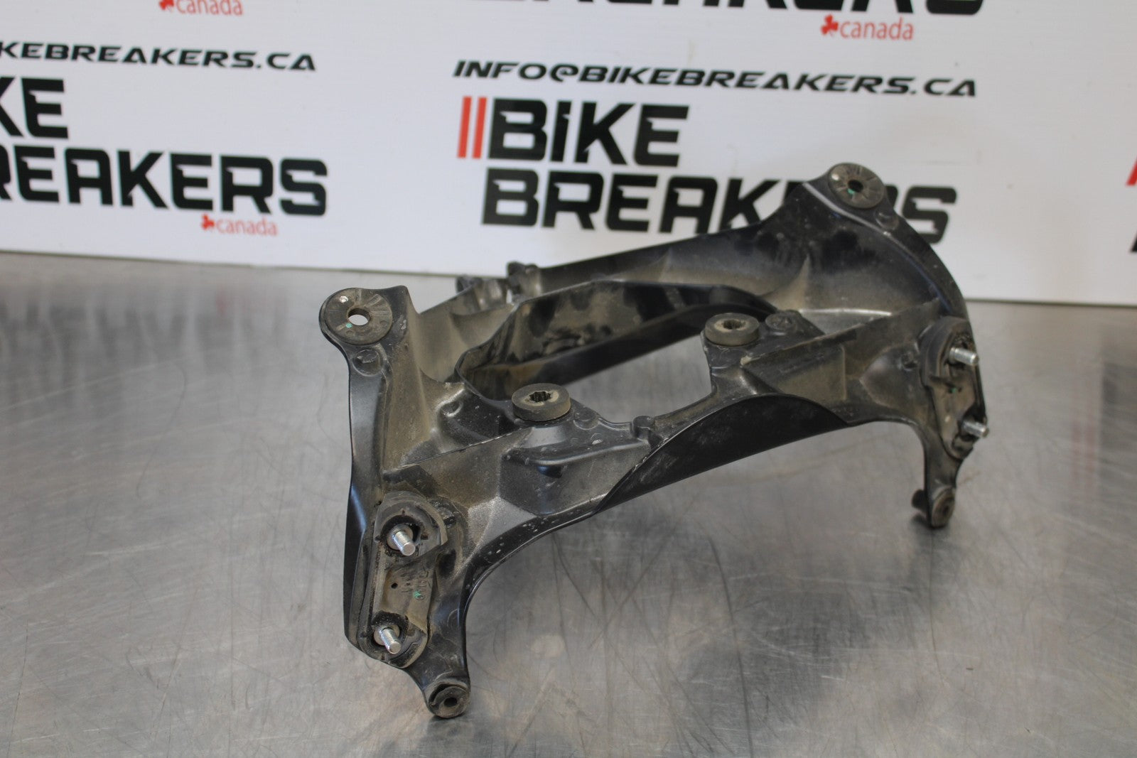 06-07 SUZUKI GSXR 600 UPPER FAIRING MIRROR GAUGES STAY BRACKET BB170