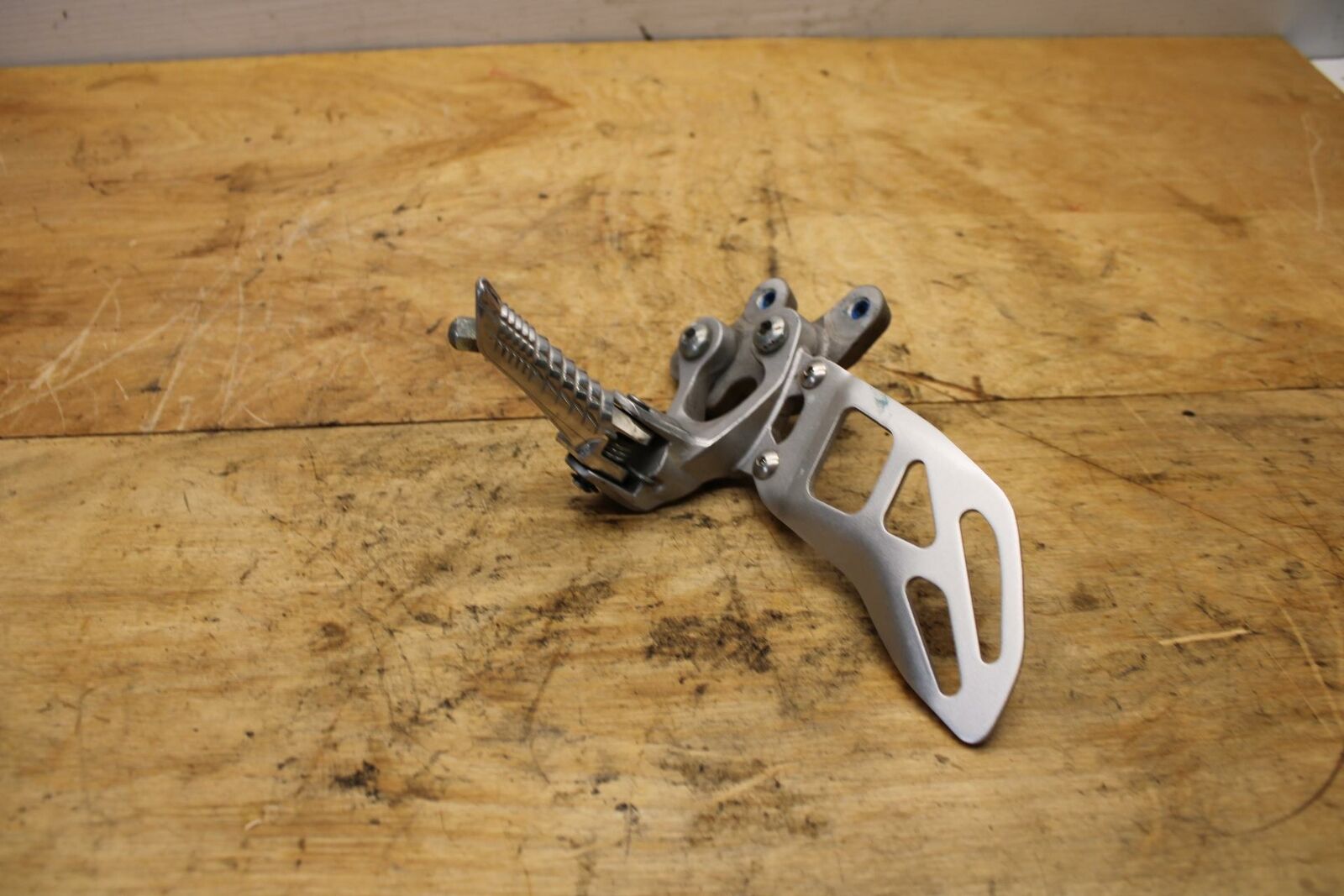 11-13 SUZUKI GSXR600 LEFT REARSET REAR SET DRIVER FOOT PEG BRACKET MOUNT BB330