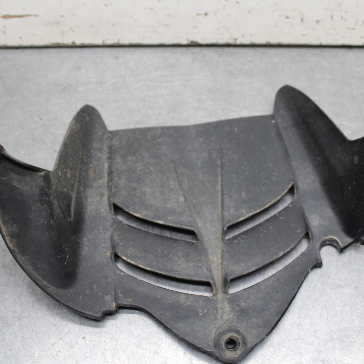 21 KAWASAKI NINJA ZX6R REAR BACK WHEEL TIRE HUGGER FENDER 35023-0171 BB647