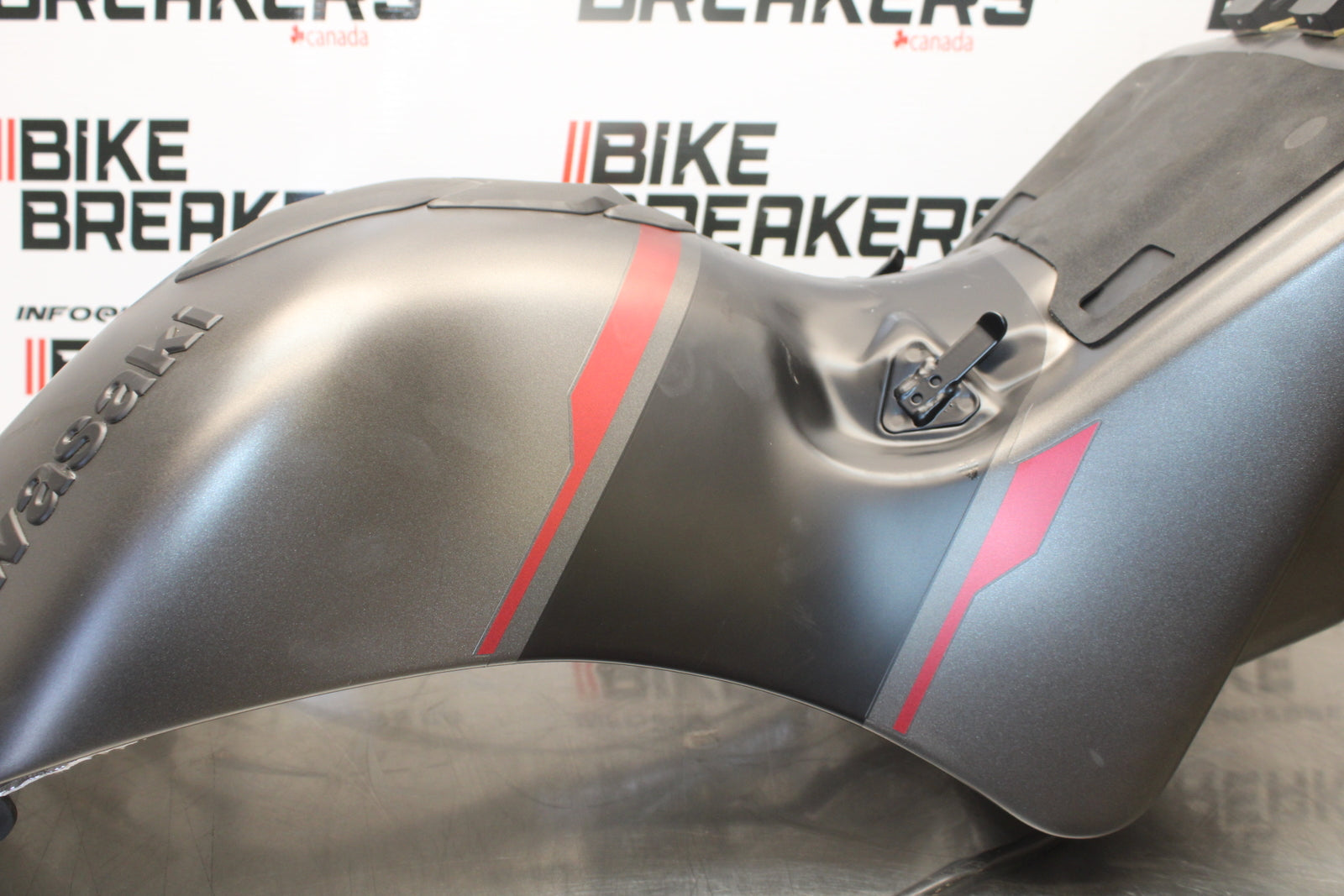 23-24 KAWASAKI NINJA ZX14R GAS TANK FUEL CELL PETROL RESERVOIR BB169