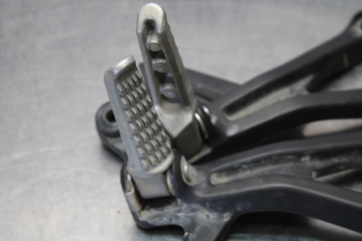 24-25 KAWASAKI NINJA ZX4R REAR BACK PASSENGER PEG SET PAIR BB174
