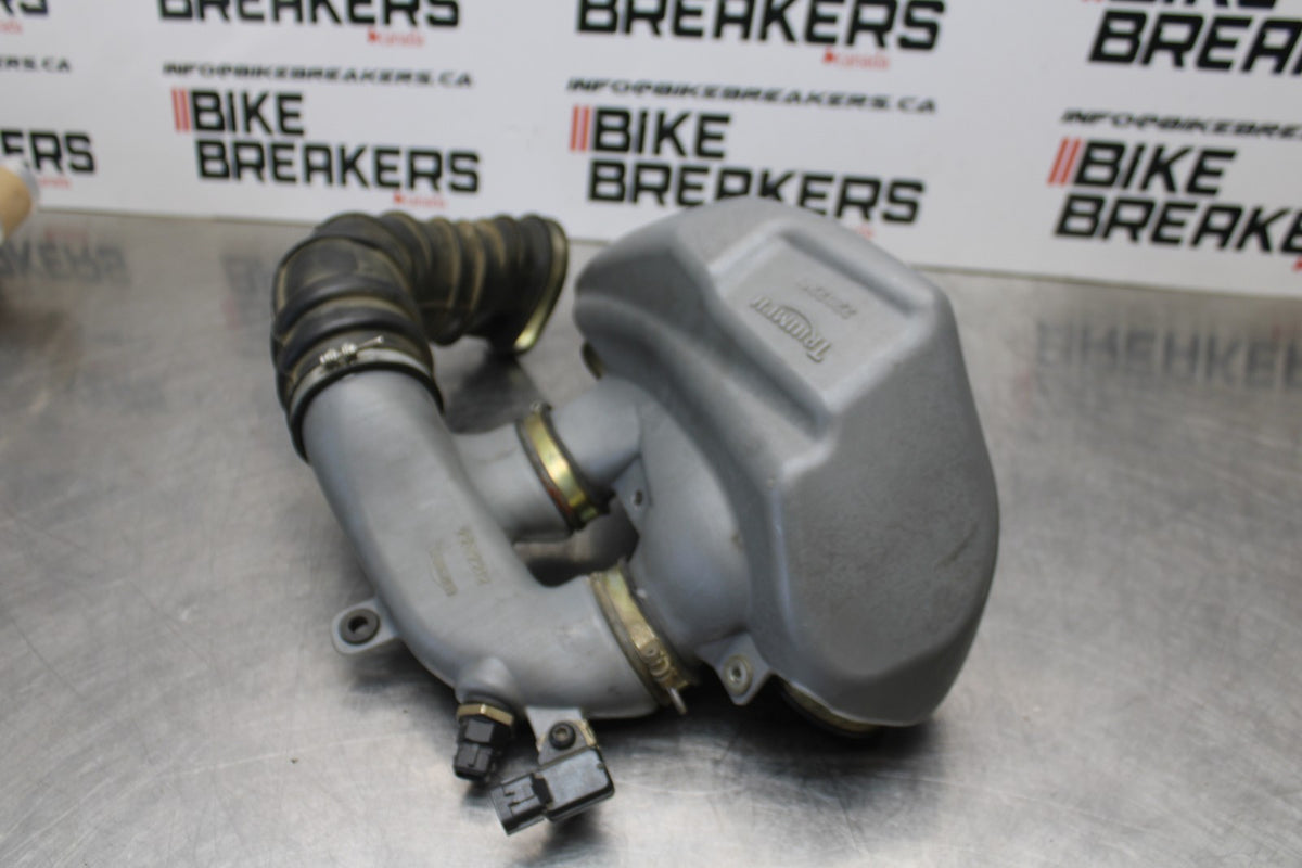 05 TRIUMPH ROCKET III AIR INTAKE DUCT TUBE BB186