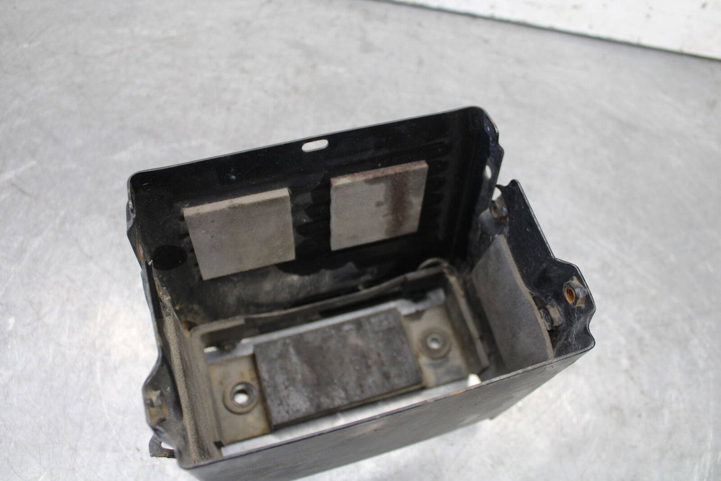 05-09 SUZUKI BOULEVARD C90 BATTERY TRAY BOX HOLDER BB692