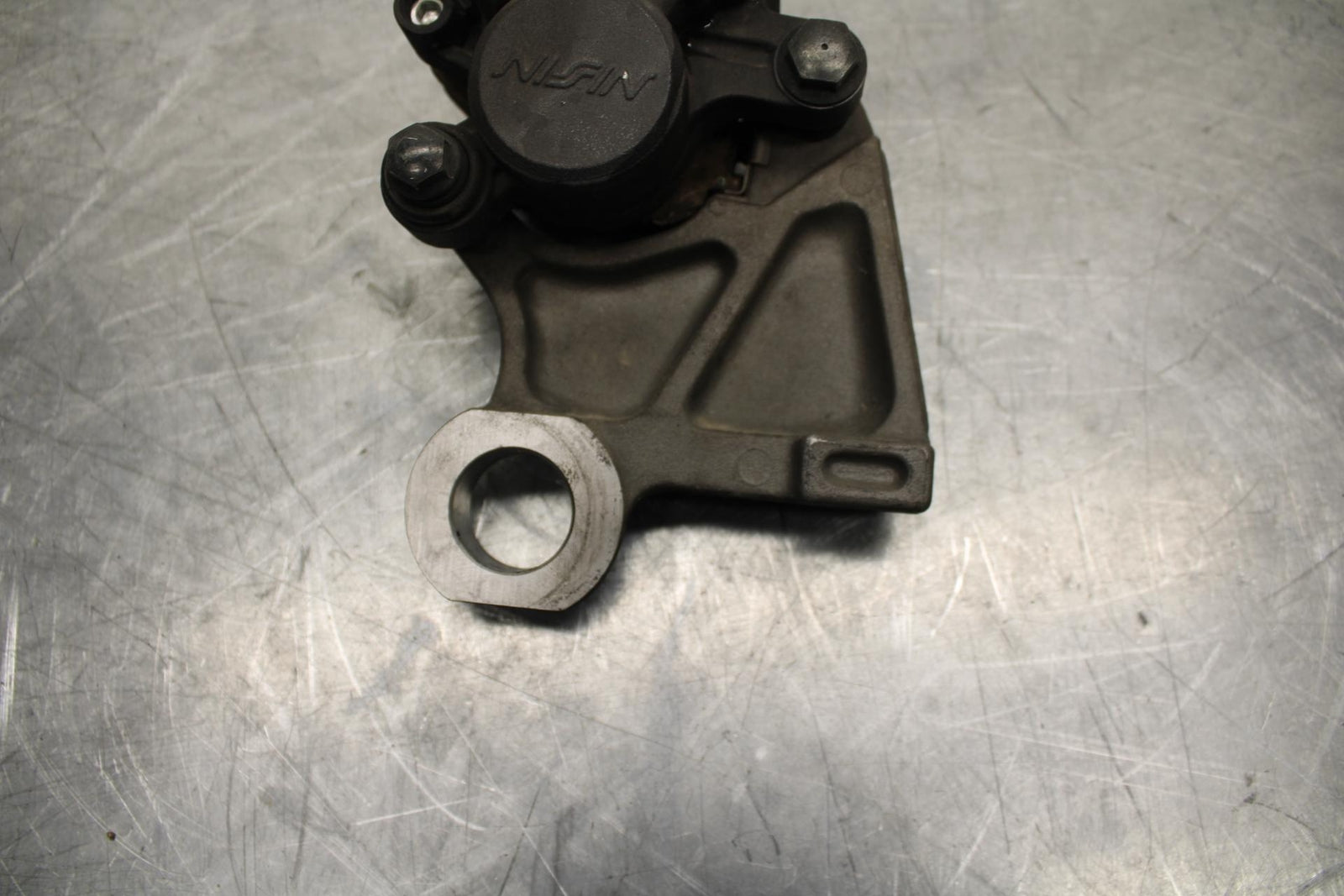 08-16 YAMAHA YZF R6 REAR  BRAKE CALIPER W MOUNT BRACKET 2C0-2580W-00-00 BB465