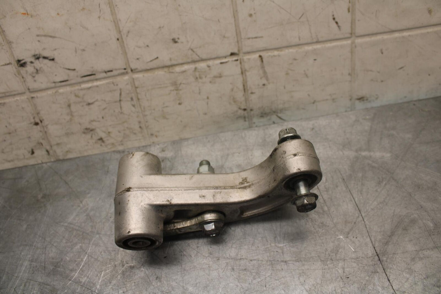 2016 Yamaha XSR900 ABS REAR DOGBONE SHOCK LINKAGE LINK 1RC-2217A-00-00 BB516