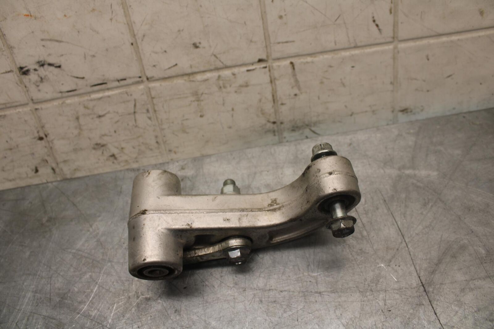 2016 Yamaha XSR900 ABS REAR DOGBONE SHOCK LINKAGE LINK 1RC-2217A-00-00 BB516
