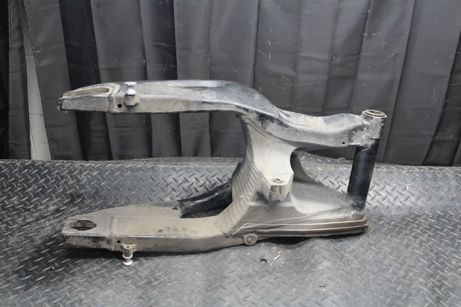 10-11 HONDA CBR1000RR REAR SWINGARM  SUSPENSION SWING ARM 52200-MFL-010 BB228