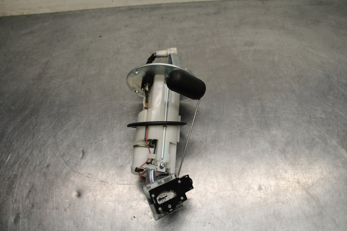 09 SUZUKI GSXR600 FUEL PUMP GAS PETROL SENDER UNIT BB759