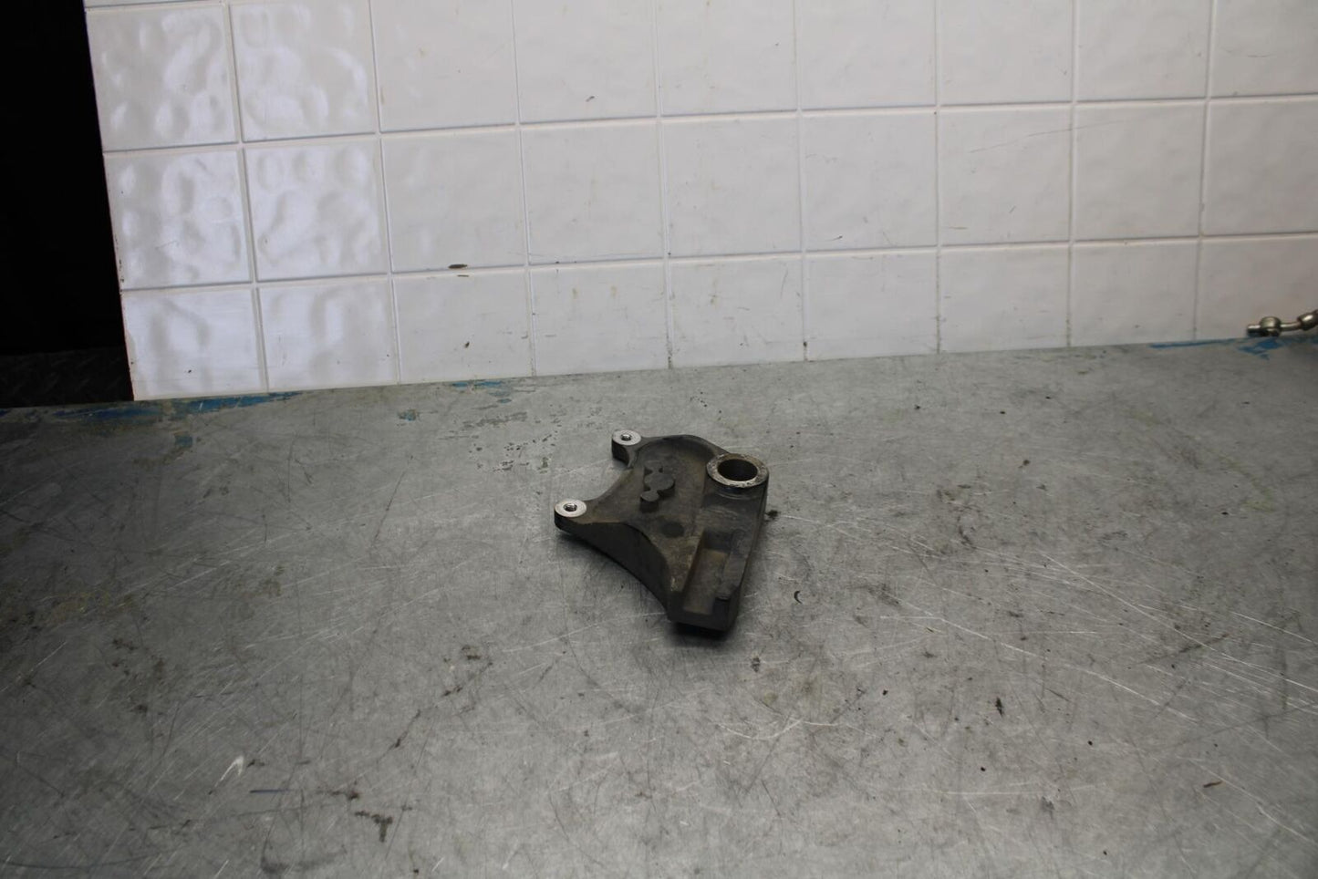 06-07 KAWASAKI NINJA ZX14R REAR BRAKE CALIPER HANGER BACK MOUNTING BRACKETBB433