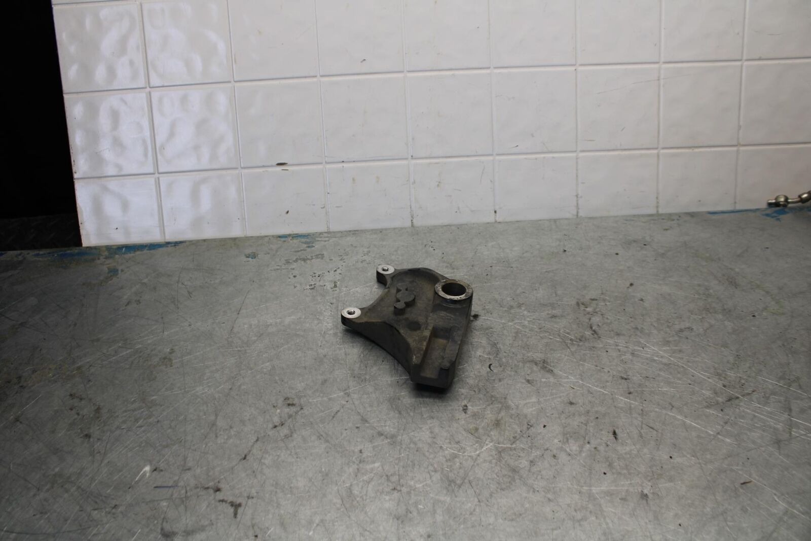 06-07 KAWASAKI NINJA ZX14R REAR BRAKE CALIPER HANGER BACK MOUNTING BRACKETBB433