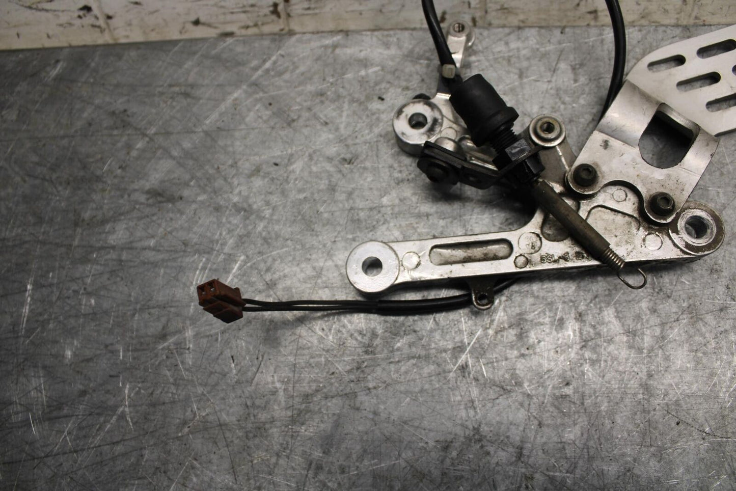 2003 Yamaha YZF R6 RIGHT REARSET REAR SET DRIVER FOOT PEG REST STOP BB539