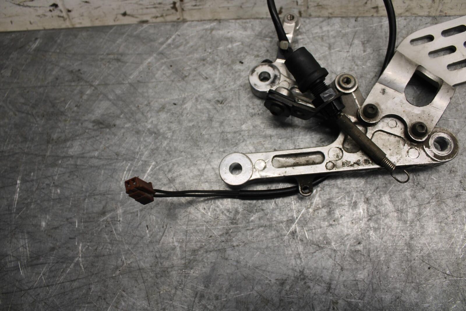 2003 Yamaha YZF R6 RIGHT REARSET REAR SET DRIVER FOOT PEG REST STOP BB539