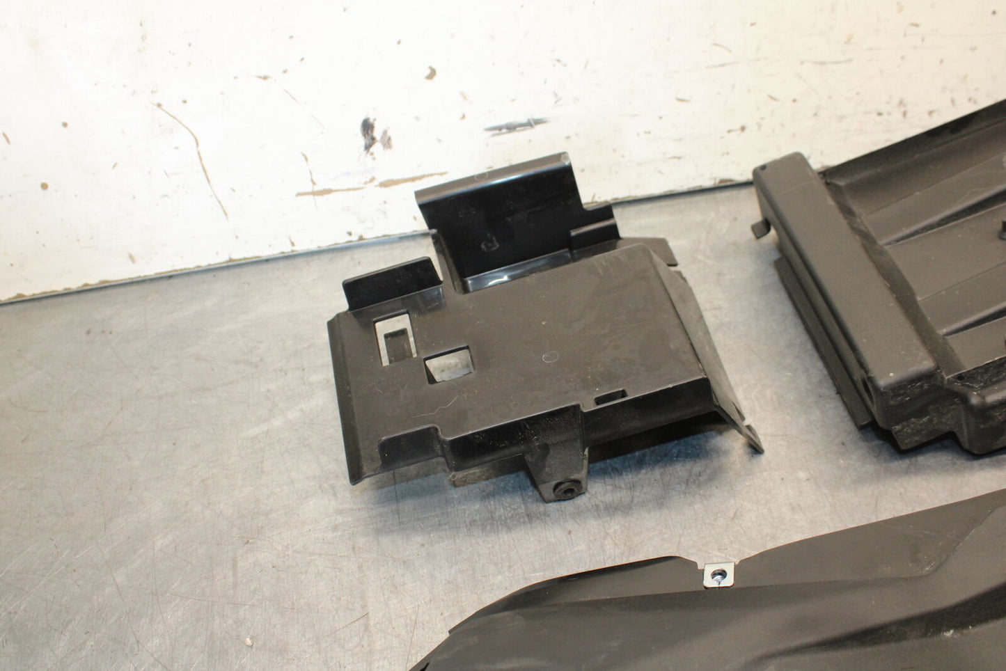 18-23 KAWASAKI NINJA 400 REAR BACK TAIL UNDERTAIL BATTERY TRAY PLASTIC BB660