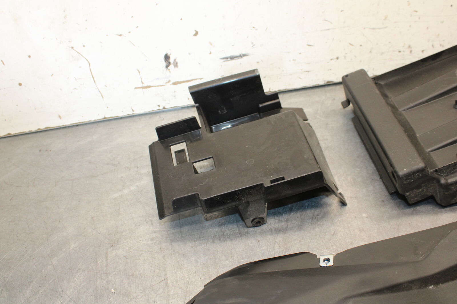 18-23 KAWASAKI NINJA 400 REAR BACK TAIL UNDERTAIL BATTERY TRAY PLASTIC BB660