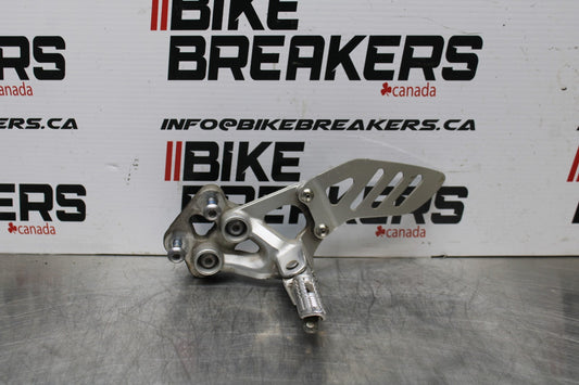 06-07 SUZUKI GSXR 600 LEFT REARSET REAR SET DRIVER FOOT PEG REST STOP BB178