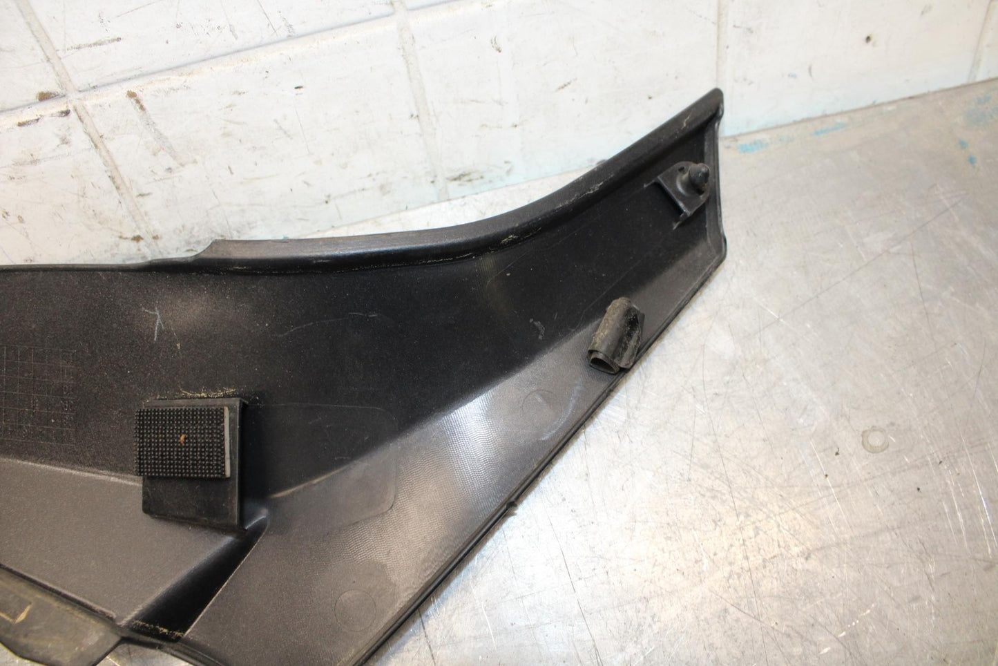 2008 Kawasaki Ninja ZX10R  RIGHT FRONT SIDE SEAT SADDLE PANEL TRIM COWL BB524