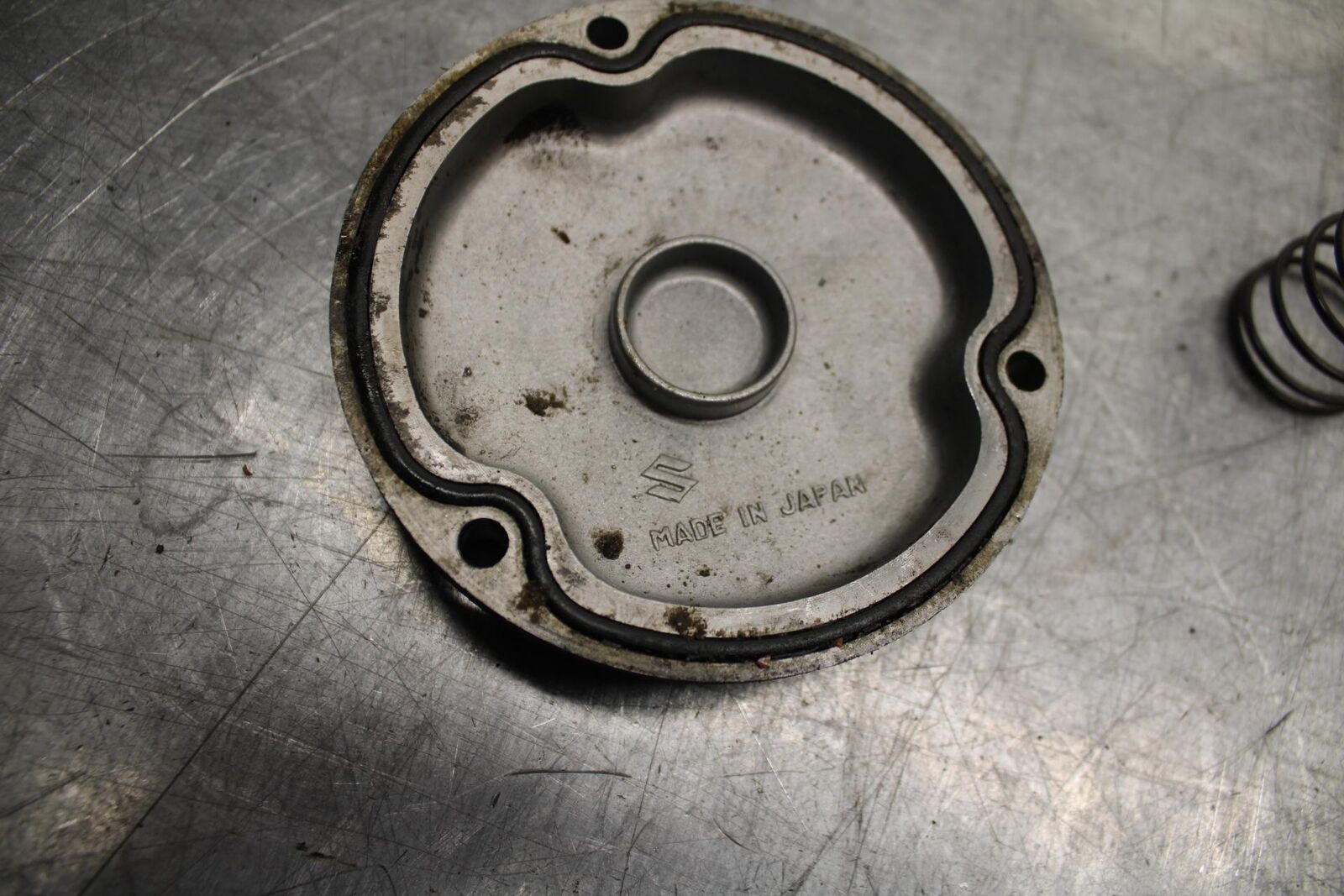 80-81 SUZUKI GS1000G ENGINE OIL FILTER COVER SPRING BB91