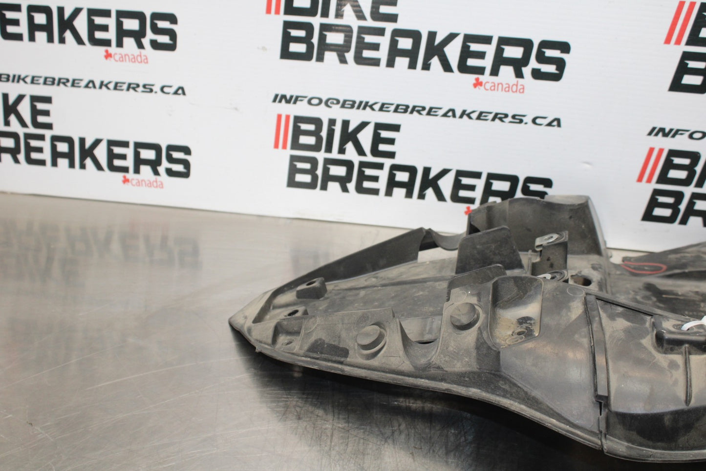 07-08 KAWASAKI NINJA ZX6R REAR BACK TAIL UNDERTAIL BATTERY TRAY PLASTIC BB203