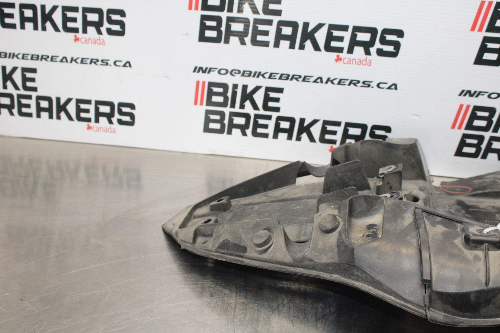 07-08 KAWASAKI NINJA ZX6R REAR BACK TAIL UNDERTAIL BATTERY TRAY PLASTIC BB203