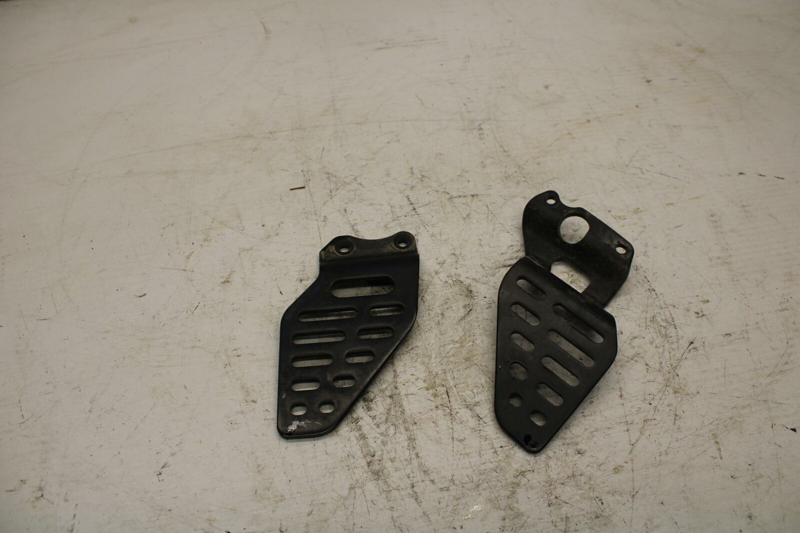 08-17 YAMAHA YZF R6 LEFT & RIGHT REARSET REAR SET HEEL GUARD COVER  BB354
